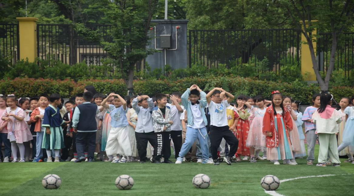 多彩展示庆六一  同心共育阳光娃_html_m1bfcfe47.jpg