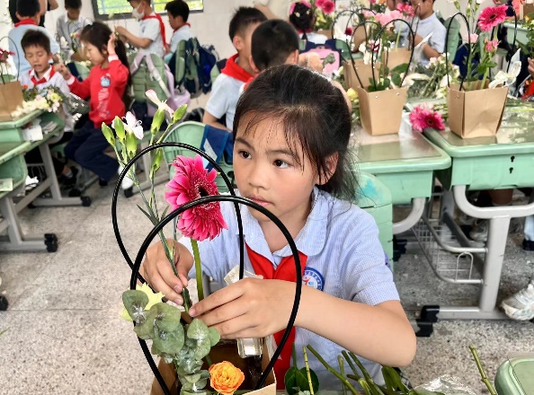 【正学丁三·德育】感受花之魅力，细品如花童年 (1)(1)_html_45114d72.jpg