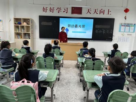 4月28日劳动最光荣报道_html_m2696f05d.jpg