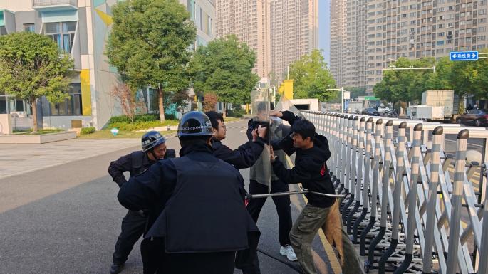 【正学丁三·后勤】筑牢安全防线，提升应急能力——南京市丁家庄第三小学安全防暴演练_html_m78155726.jpg