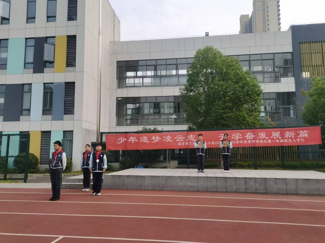 【正学丁三·德育】消防记心中 安全伴我行———丁家庄第三小学第十周消防月主题升旗仪式_html_1479658f.jpg
