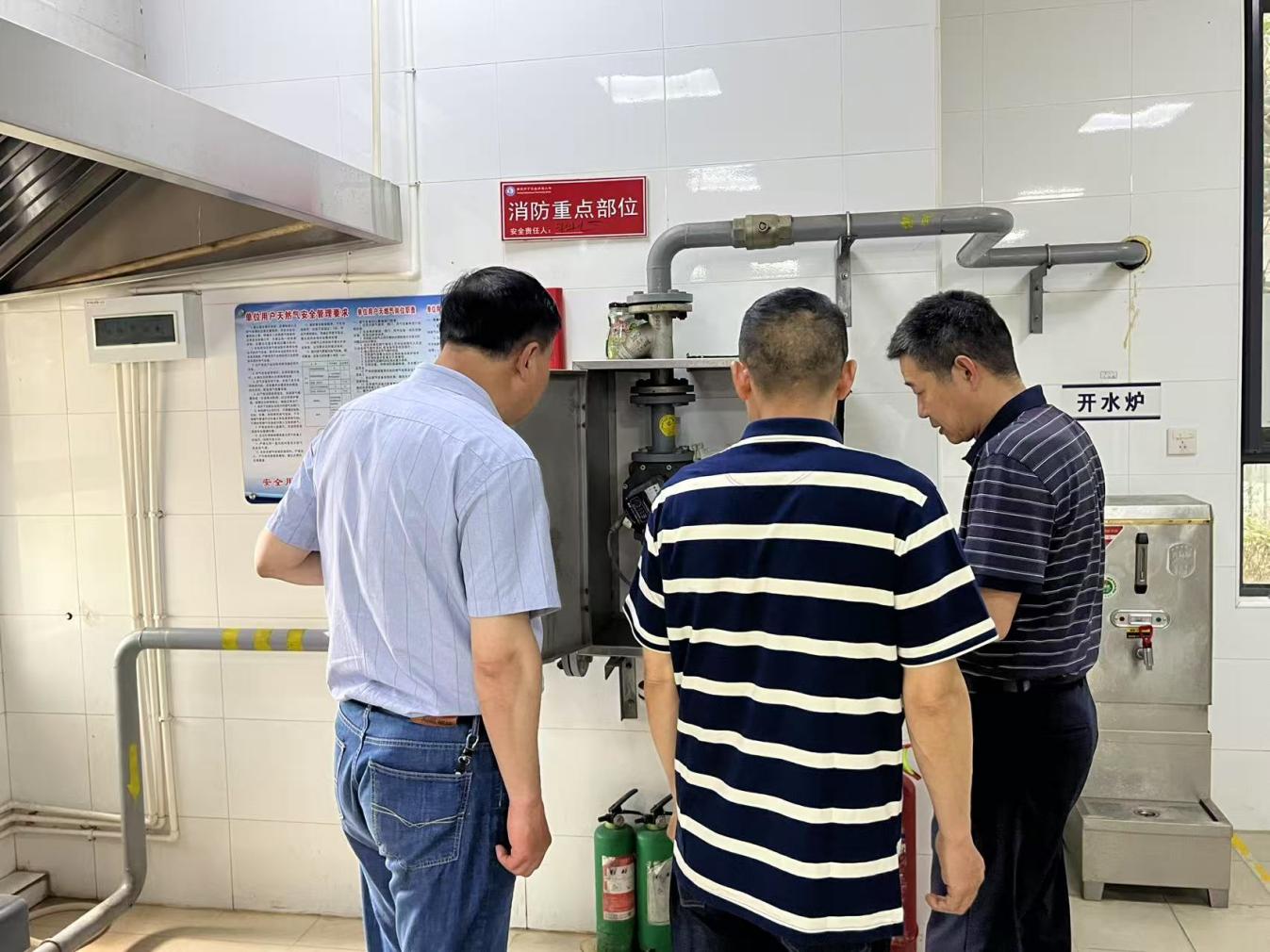 【正学·丁三】安全督导筑防线 精准把脉促提升——栖霞区责任督学5月“校园安全”督导侧记(1)_html_m6856e8a9.jpg