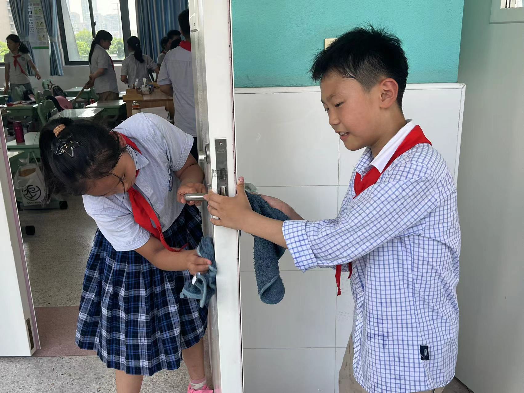 【正学丁三·德育】家校合作齐打扫，美丽校园飘清香_html_m545b3283.jpg