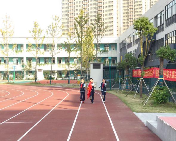 升旗仪式报道（欣宇）_html_m1476305a.jpg