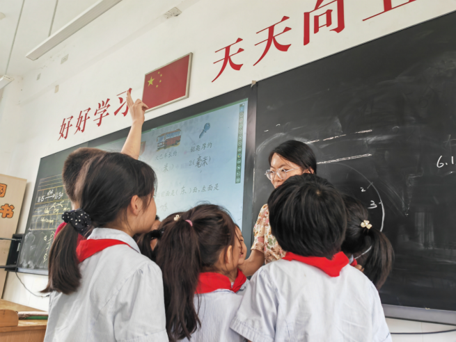【正学丁三】暖心相伴，导师同行——丁家庄第三小学开展“成长盲盒&期末能量站”全员导师活动(1)_html_m35195b69.png