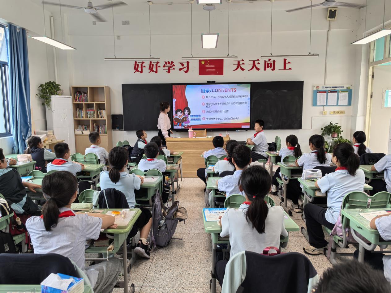 【正学丁三·德育】法治护航成长路，争做合格小学生——南京市丁家庄第三小学“小学生法治教育”主题班会(1)_html_ab44839.jpg