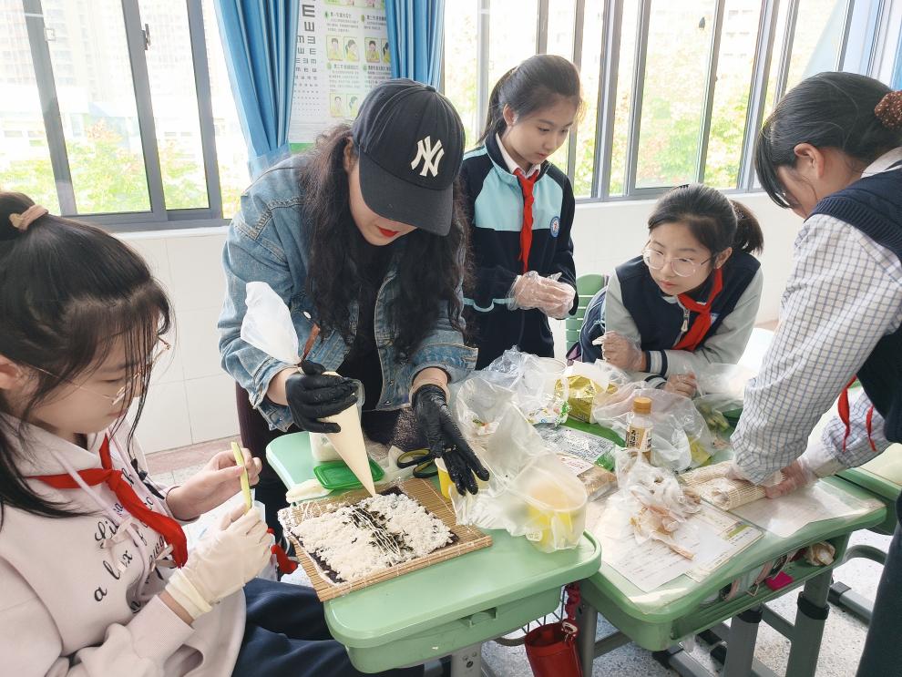 【正学丁三】巧手做寿司，欢乐享“食”光——丁家庄第三小学魅力家长进校园第四期活动_html_m2a99424e.jpg