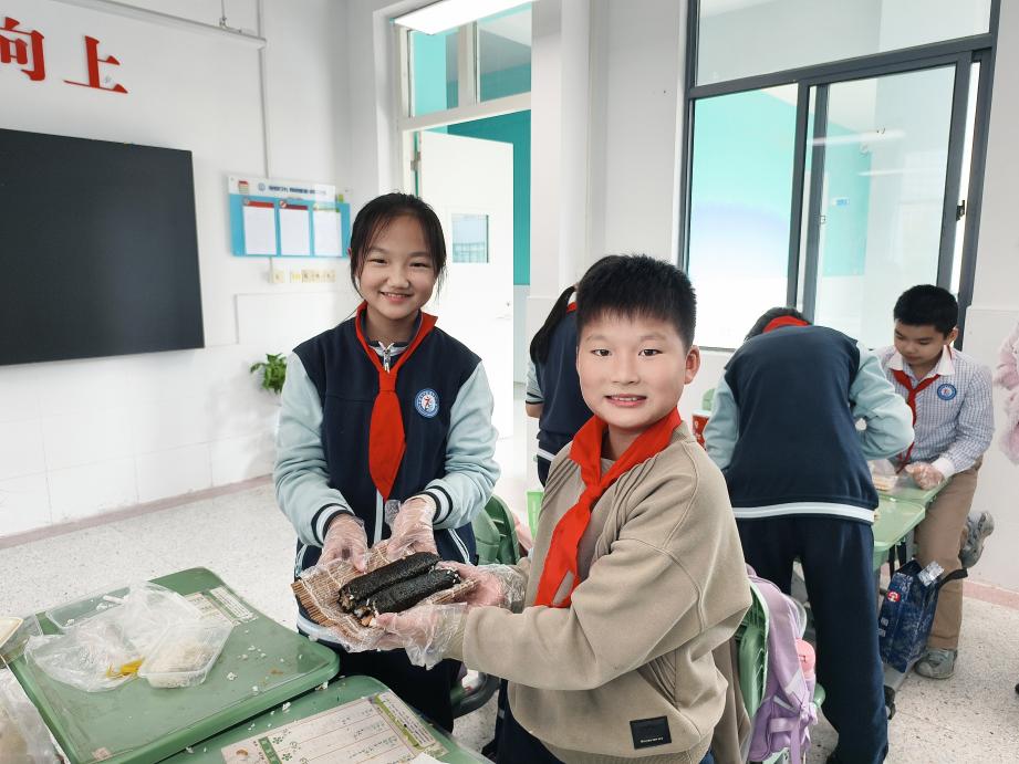 【正学丁三】巧手做寿司，欢乐享“食”光——丁家庄第三小学魅力家长进校园第四期活动_html_m53709b61.jpg