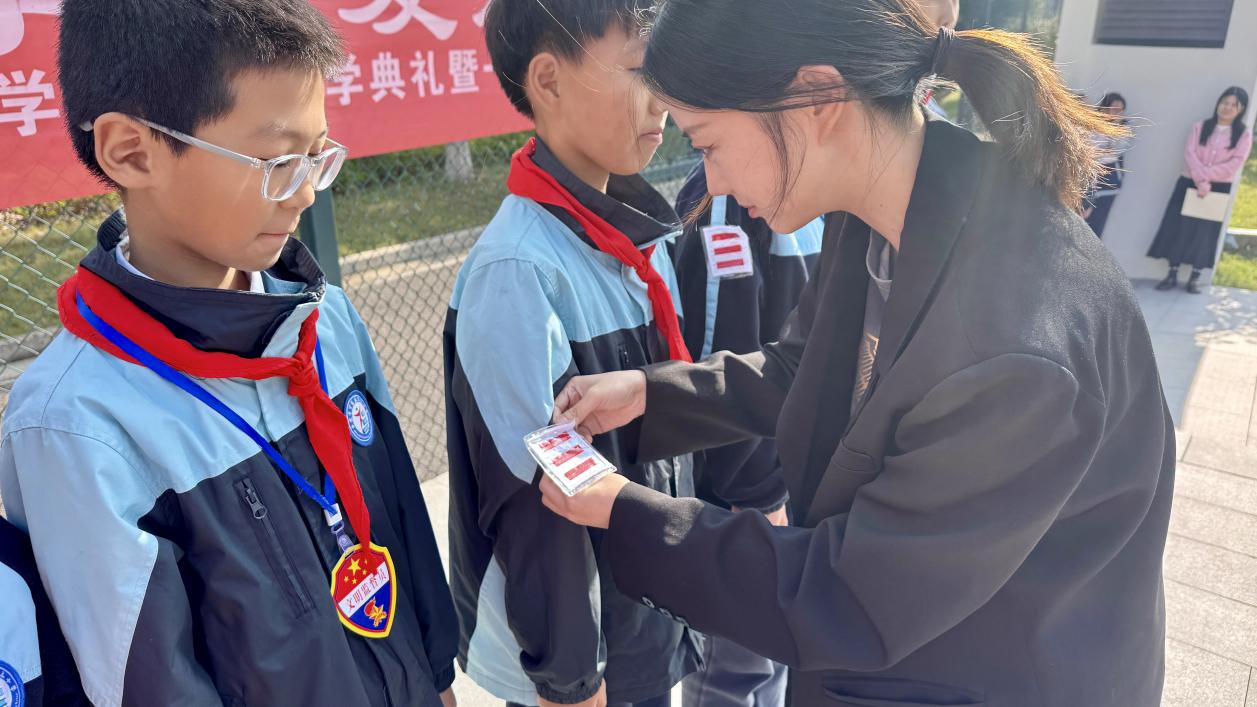 【正学丁三】学习游览之礼，争做阳光少年——丁家庄第三小学第十九周游览之礼主题升旗仪式侧记_html_m7148a69f.jpg
