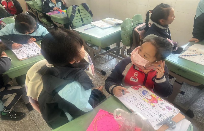 3.13迈幼三园大班参观丁三小学活动侧记_html_2a6ac090.jpg