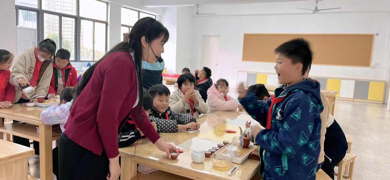 【正学丁三&middot;德育】品茗知茶韵 把盏习茶礼—“行知小先生”礼仪实践课堂之待人接物礼仪活动_html_690cb3f5.jpg