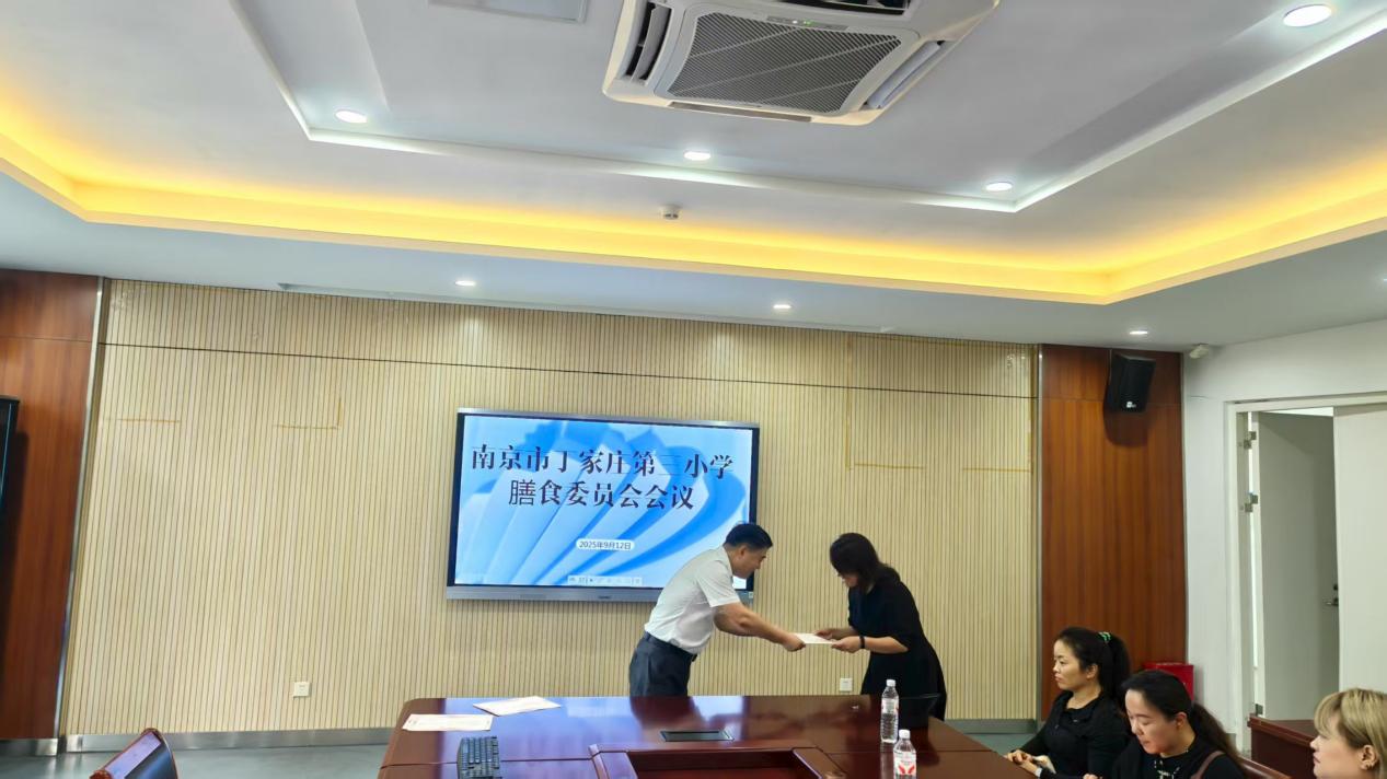 1_【正学丁三·后勤】舌尖上的安全，我们一同守护——南京市丁家庄第三小学组织召开膳委会活动侧记_html_7ee751d3.jpg
