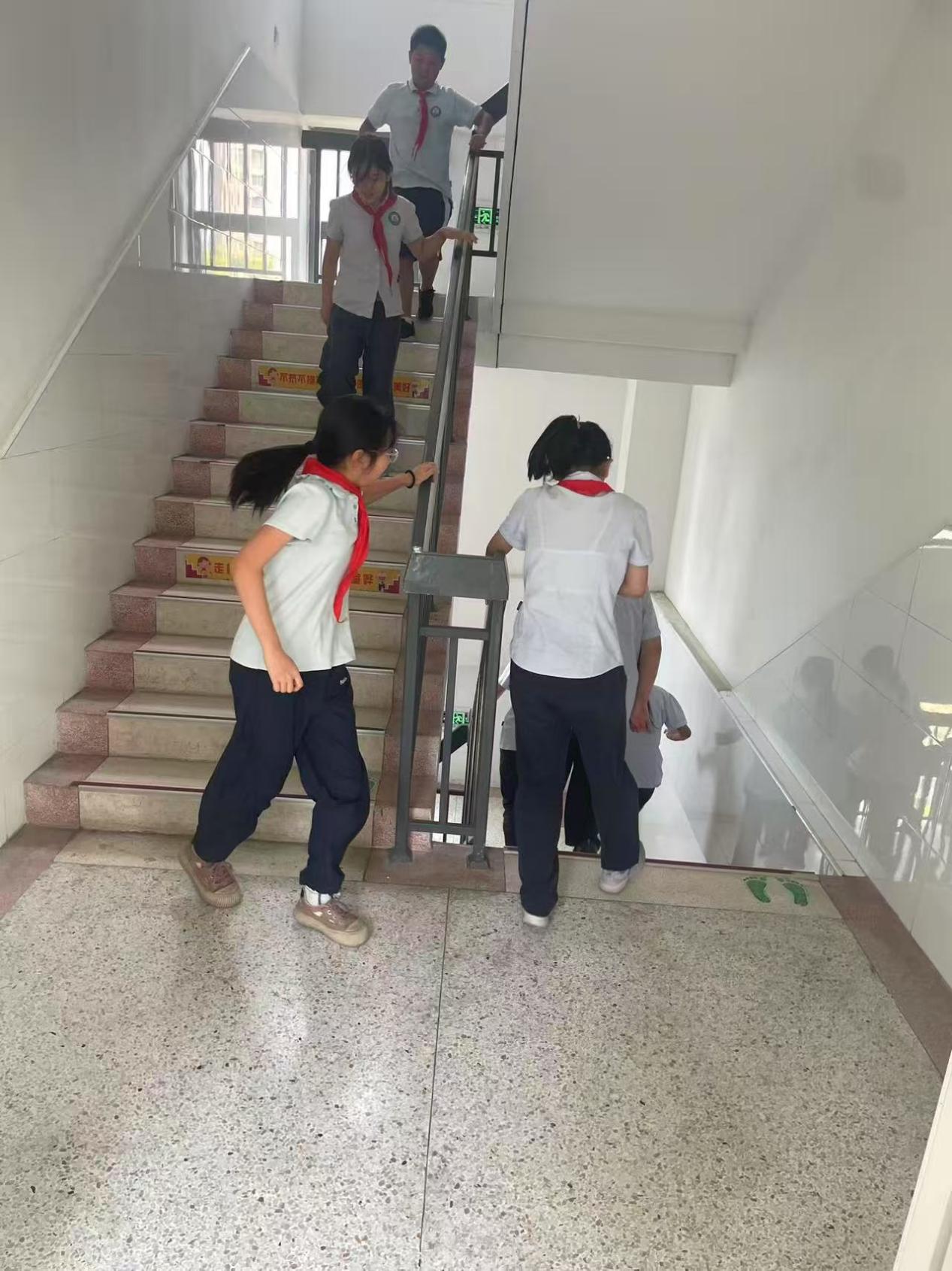 【正学丁三·后勤】安全逃生疏散演练，筑牢校园安全防线_html_m232921e9.jpg