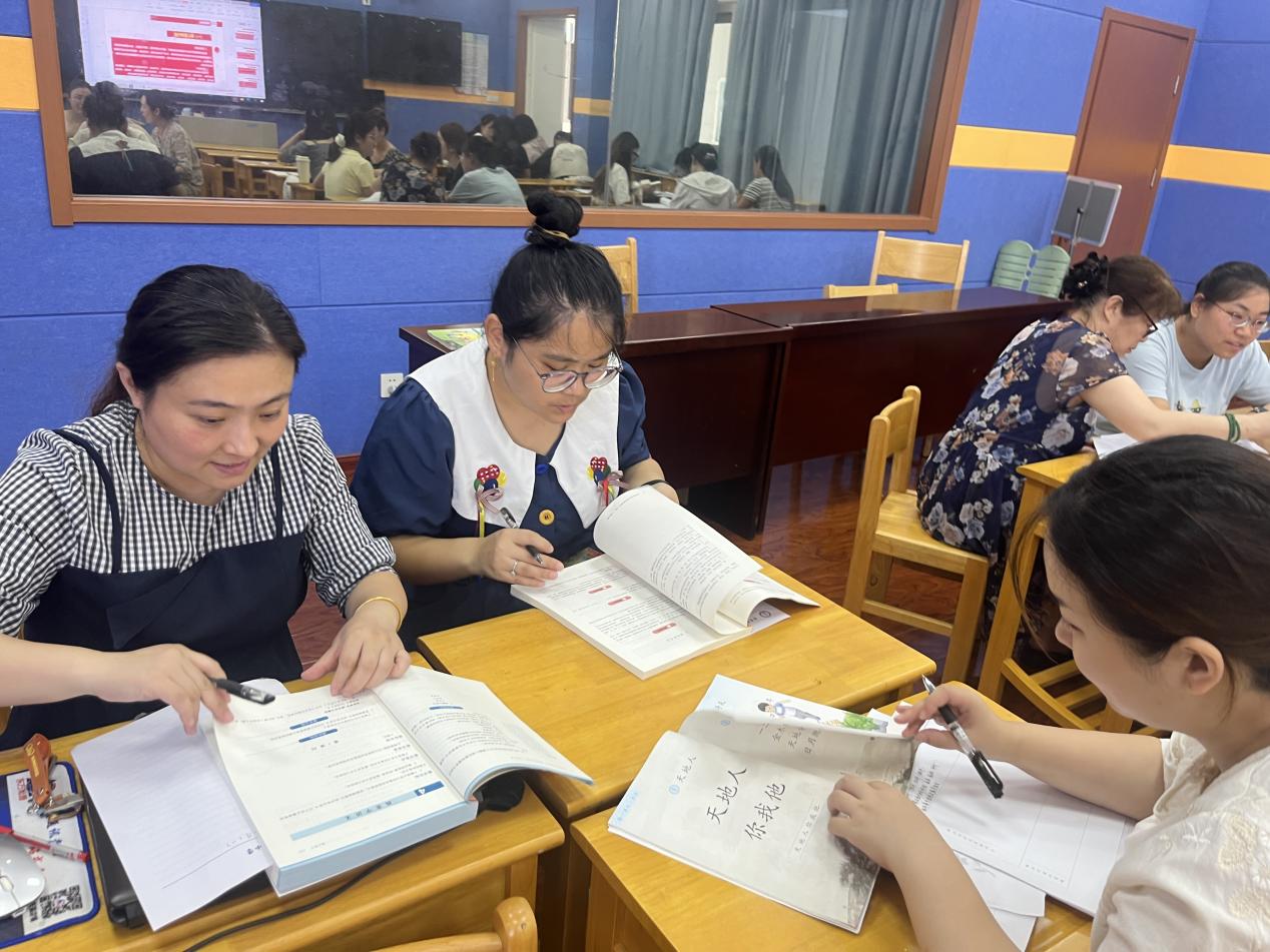 【正学丁三·教学】思维碰撞生花，集备凝智前行——南京市丁家庄第三小学新学期第二次语文组集体备课活动侧记_html_54376469.jpg