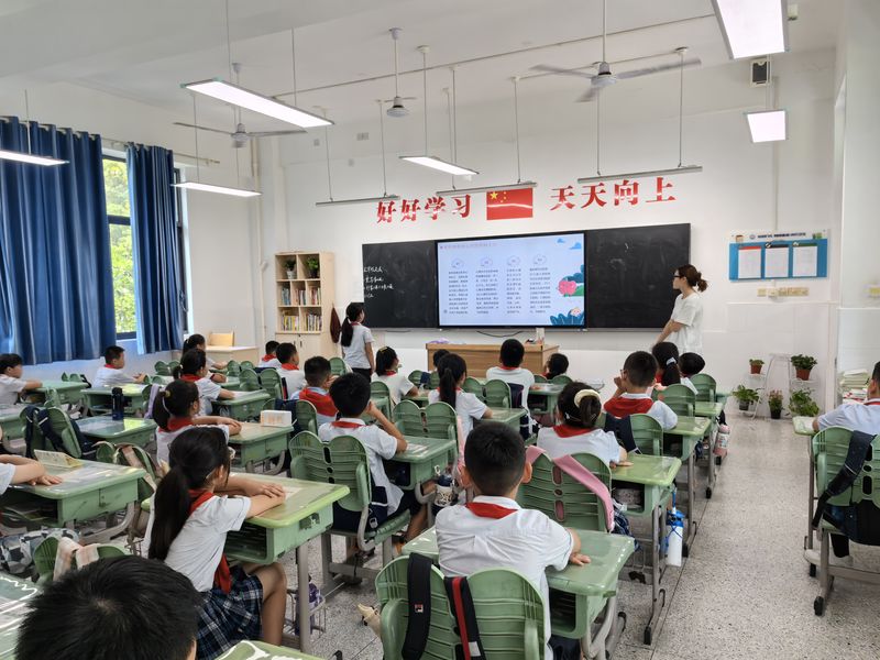 周五班会报道修改_html_m4a0c4c6e.jpg
