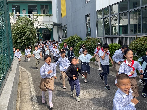【正学丁三·后勤】筑牢安全线，平安伴我行——南京市丁家庄第三小学消防安全疏散演练活动侧记_html_m338d904d.jpg
