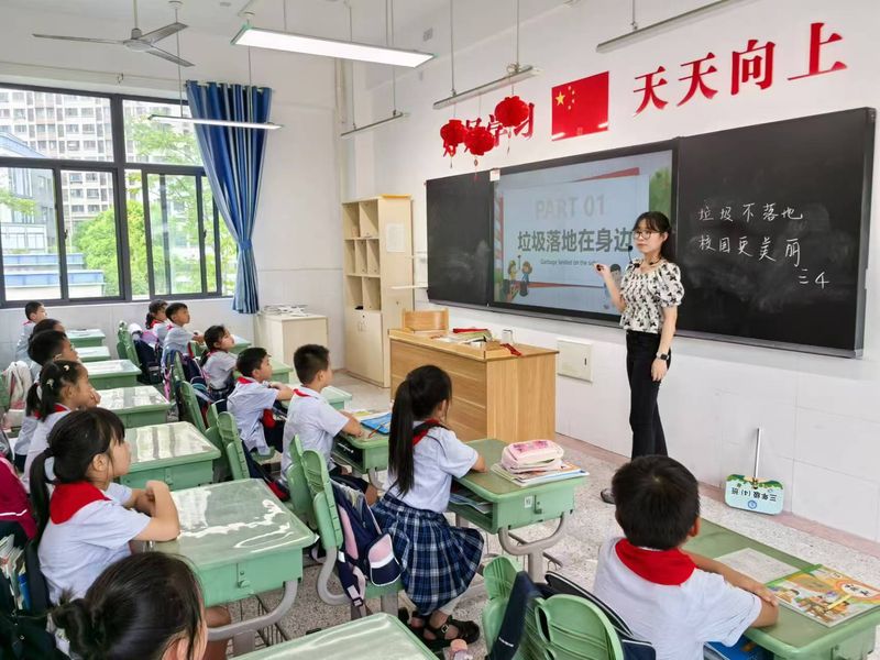 校园卫生班会报道_html_6660f7ab.jpg