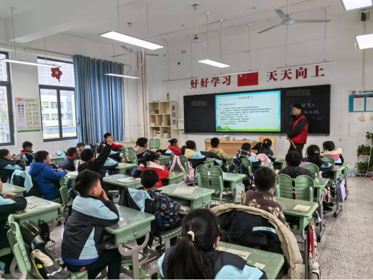 【正学丁三】感悟团结，凝聚力量——丁家庄第三小学学会团结主题班会侧记 (6)275.png