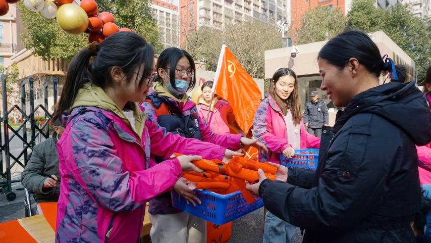翰墨飘香送祝福 情暖园区喜迎春_html_2c268049.jpg