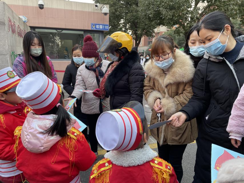 翰墨飘香送祝福 情暖园区喜迎春_html_204d78ef.jpg