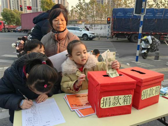 （修改）爱心义卖报道——褚姗姗_html_5cee53d9.jpg