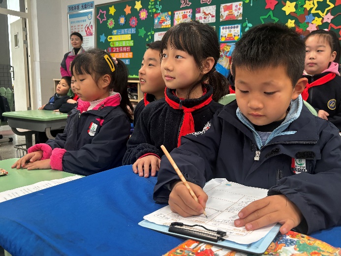 3.14大班组第一次参观小学报道_html_m6ddaf077.jpg