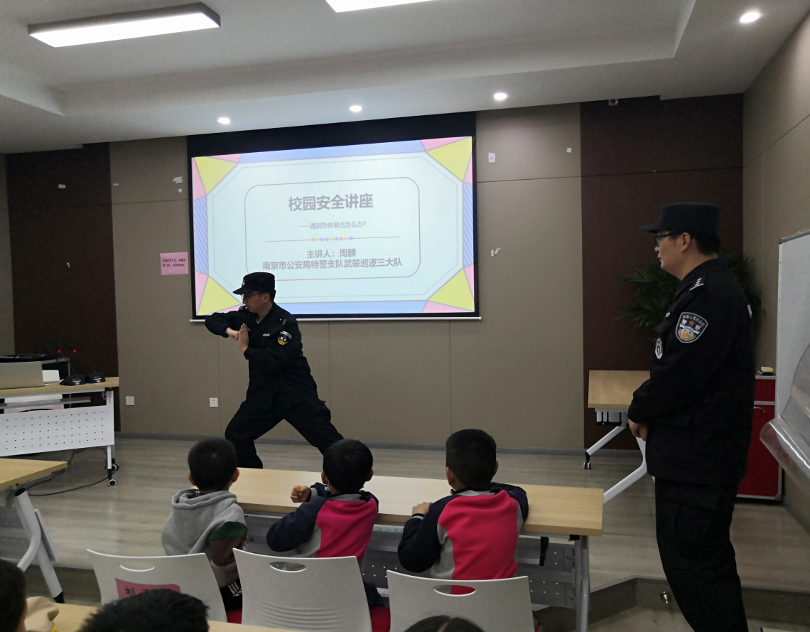 2021.4.22 刘莲 走进特警队，感受特警风采_html_603e6648.png