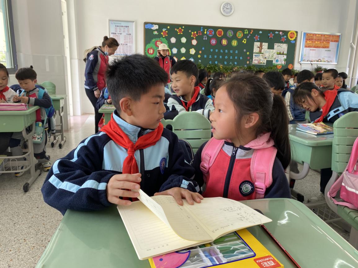 参观小学新闻稿(1)_html_m4df2465a.jpg