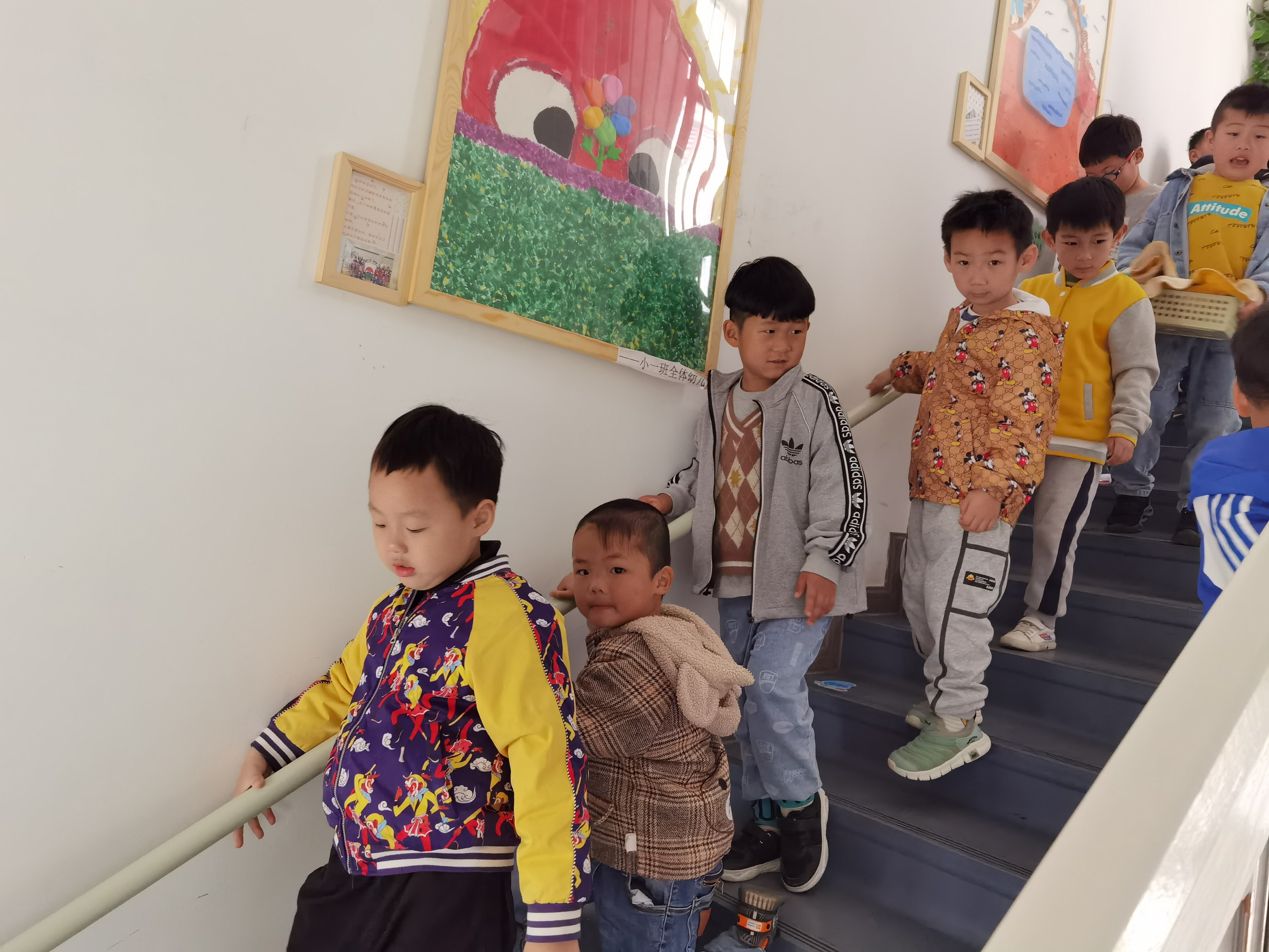预防踩踏 珍爱生命_html_m76dbc90e.jpg