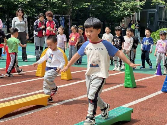 【生命迈幼·校园新闻】“心”相遇“爱”相伴——迈幼一园中班家长开放日活动_html_4d52e3dc.jpg