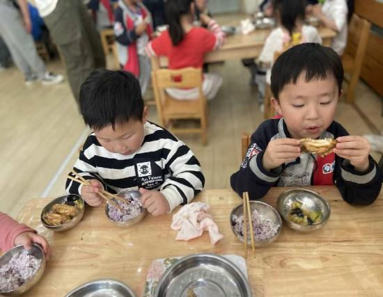 【生命迈幼·校园新闻】“心”相遇“爱”相伴——迈幼一园中班家长开放日活动_html_m4edc440e.jpg