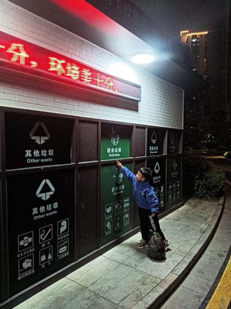 【生命迈幼·安全第一】“童”爱自然 绿色“童”行——记迈幼一园垃圾分类活动_html_2a37e3f4.jpg