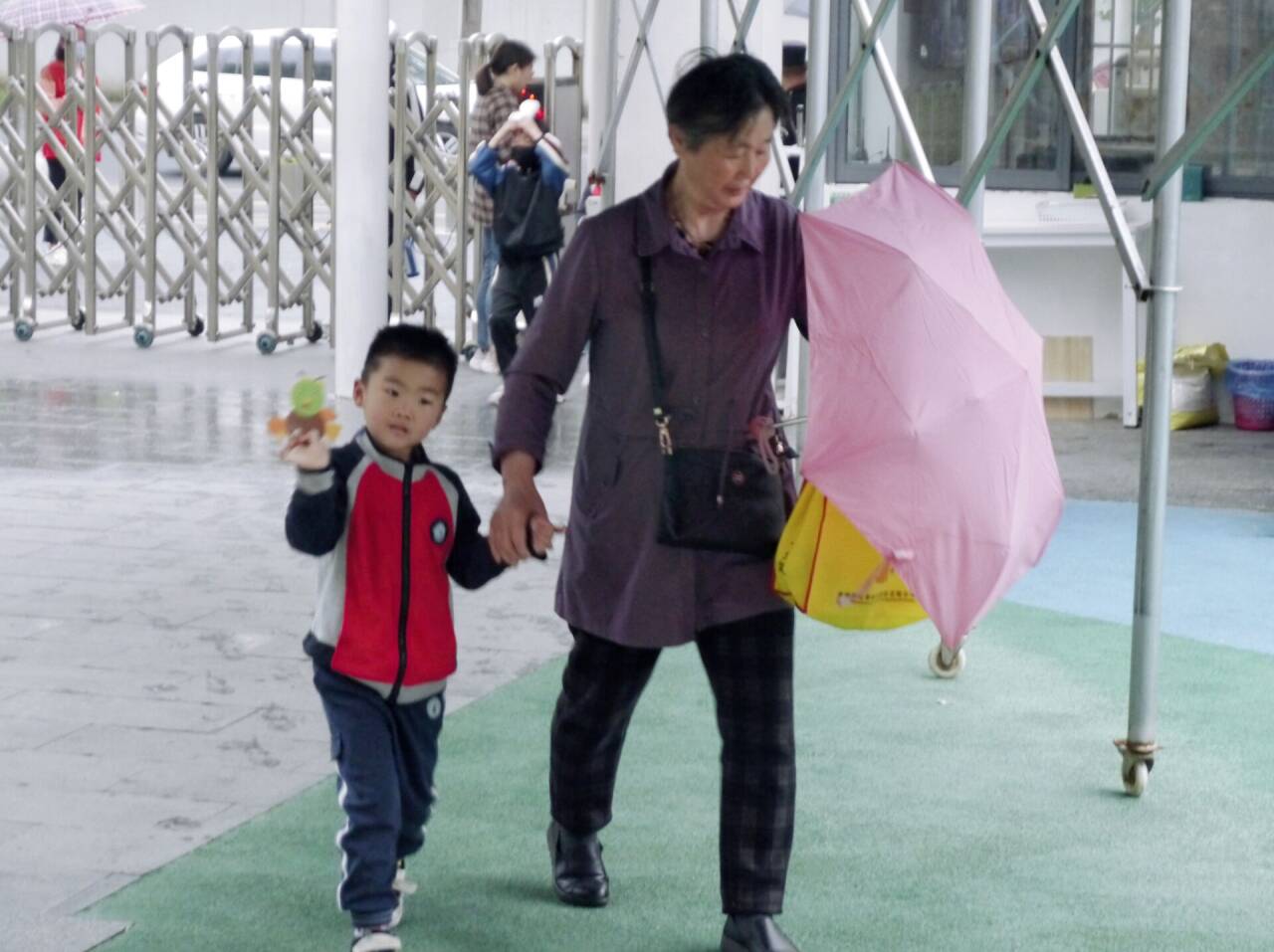 最美下雨天，“幼”与你相见——迈幼三园中班组家长开放日活动陈丹琴_html_m20031ffe.jpg