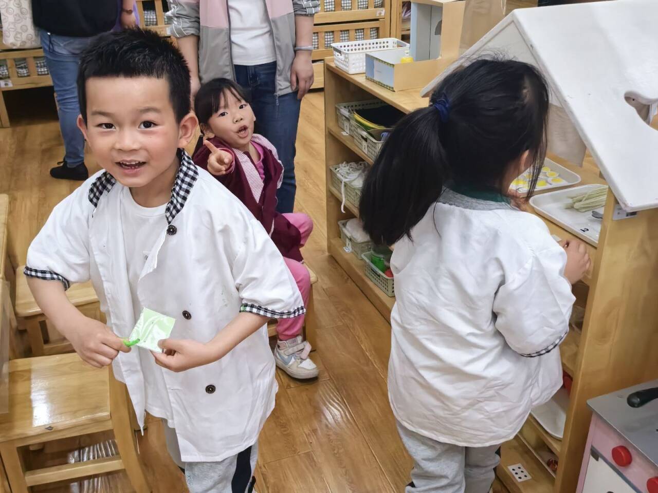 最美下雨天，“幼”与你相见——迈幼三园中班组家长开放日活动陈丹琴_html_20b8366c.jpg