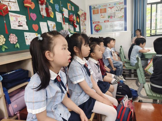 【生命迈幼 幼小衔接】深度体验·走进小学课堂 ——迈幼三园大班第二次参观小学_html_20ed130a.jpg