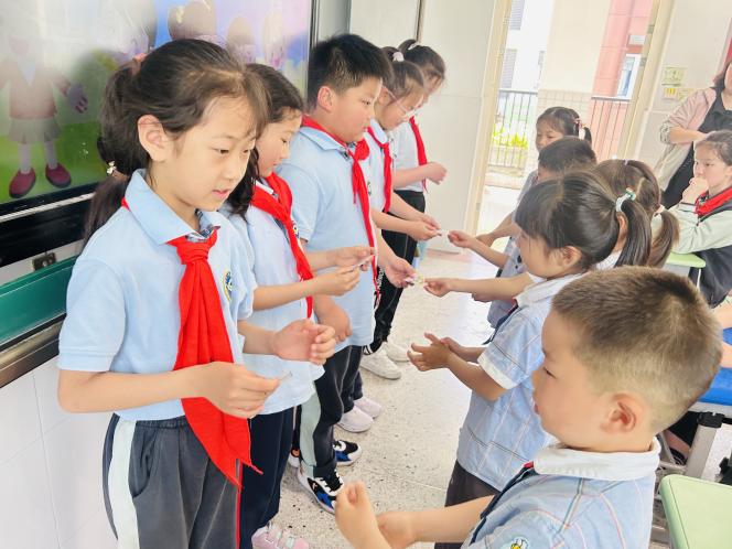 【生命迈幼 幼小衔接】深度体验·走进小学课堂 ——迈幼三园大班第二次参观小学_html_3c0c70b.jpg
