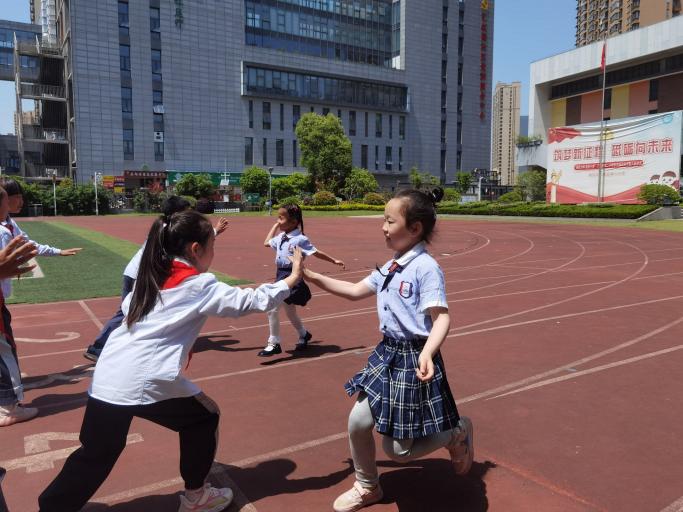 【生命迈幼 幼小衔接】深度体验·走进小学课堂 ——迈幼三园大班第二次参观小学_html_1d505c1e.jpg