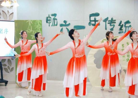 六一报道2(2)_html_262aece6.jpg
