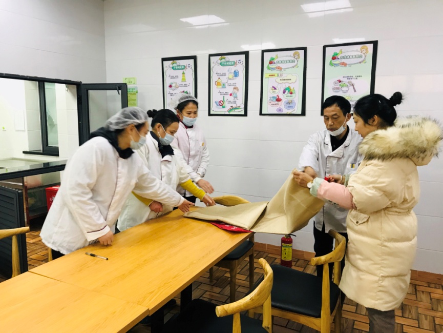 食堂人员消防演练报道1.6_html_11575dcf.jpg