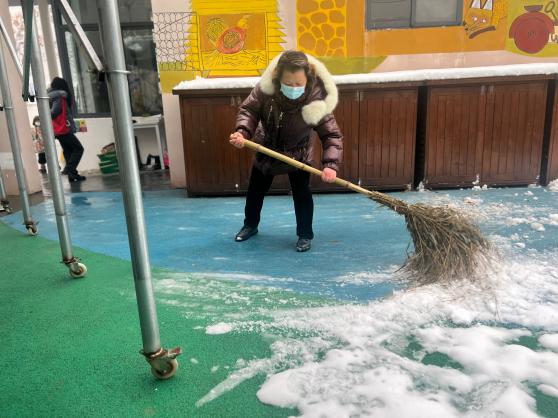 大雪纷纷寒潮至 扫雪防冻保安全12.19_html_2626b041.jpg
