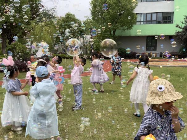 2022.6.1【生命迈幼·教学动态】“粽”玩六一 惊喜嗨翻天_html_m5afc6f9f.jpg