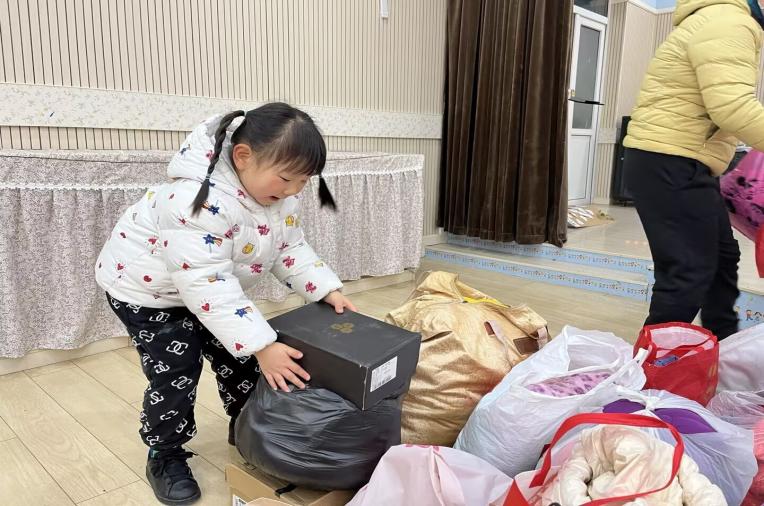 衣“旧”暖人心-迈幼一园爱心捐赠-夏菡(1)_html_m761cdb57.jpg
