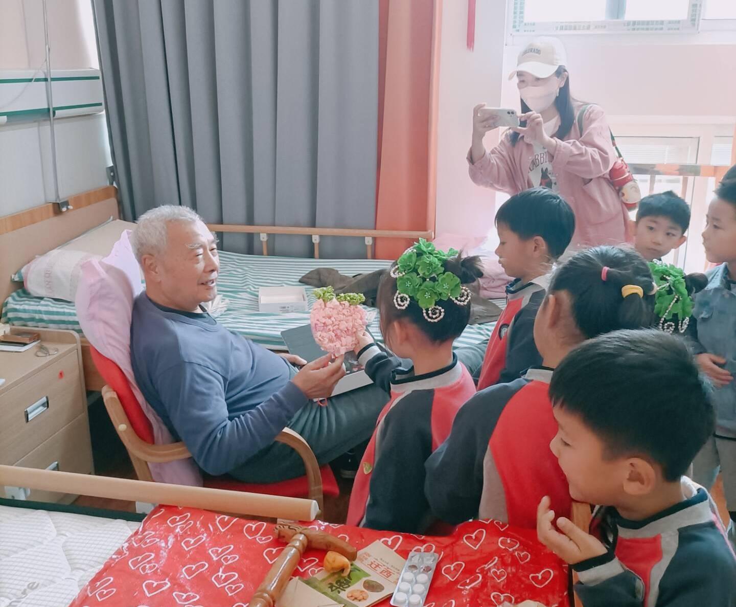 【生命迈幼·花样童年】童心暖金秋，感恩润重阳_html_69a824f2.jpg
