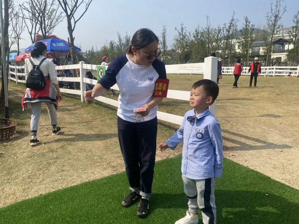 定稿：【生命迈幼·留住“秋”迹】探秘秋日，悦享秋游——迈幼嘉誉山分园秋游活动 (修改)_html_381ae395.png
