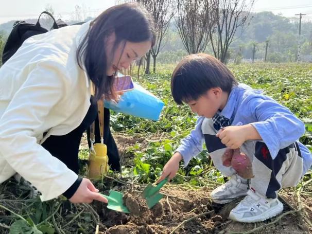定稿：【生命迈幼·留住“秋”迹】探秘秋日，悦享秋游——迈幼嘉誉山分园秋游活动 (修改)_html_m2b2e5d98.jpg