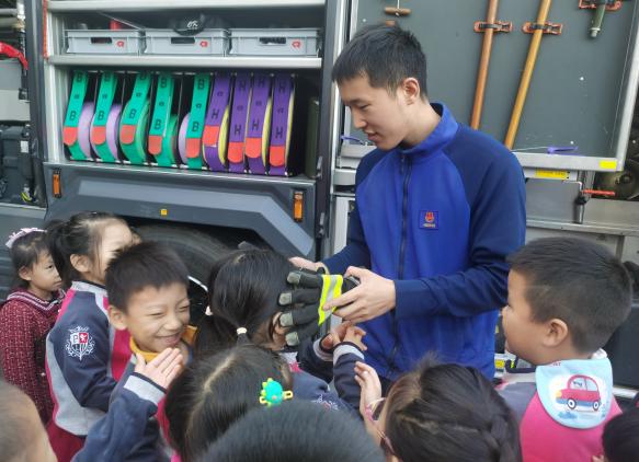 【生命迈幼&middot;安全第一】消防“零”距离，安全记心中.新闻稿修改  (1)_html_m138bd96c.jpg