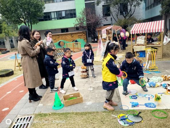 名师参观进校园，观摩交流促成长----迈幼嘉誉山分园仪征市潘岚名师工作室参观活动(1)_html_1fd3f492.jpg