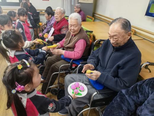 【生命迈幼&middot;校园新闻】童心敬老 情暖重阳_html_32cdd984.jpg