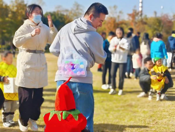 【生命迈幼 花样童年】童心“绘”玩，相伴“悦”秋——迈幼三园小班组绘本节亲子运动会“太平山公园”外出资源活动_html_661e9ec9.jpg