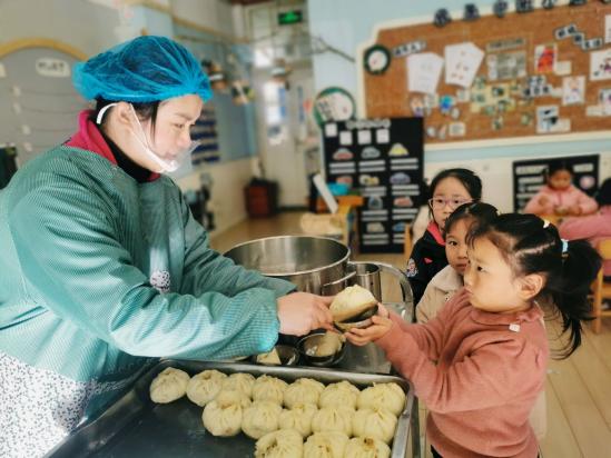 [生命迈幼·校园新闻]我以我心付童心 不忘初心守师名_html_28be7a02.jpg